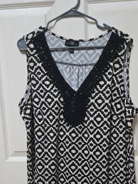 AGB Black and Cream Sleeveless V-Neck Geometric Camisole